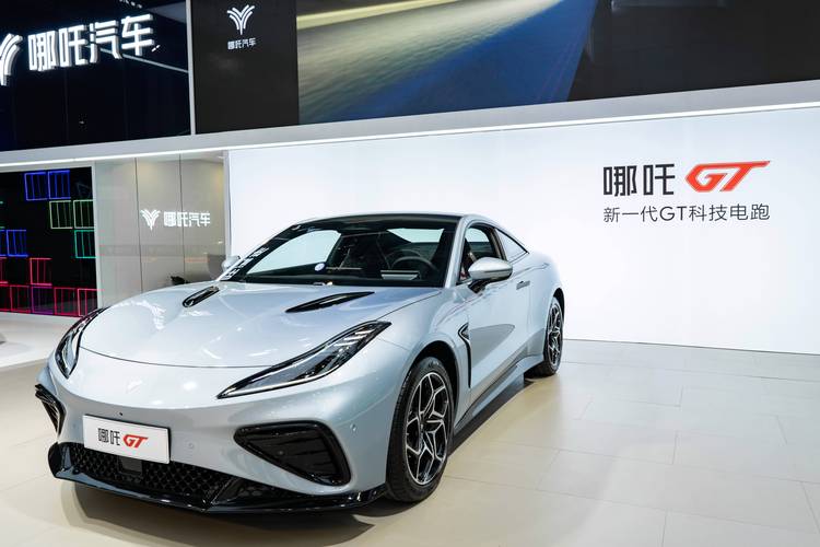 广州52哪吒汽车在智能汽车领域的表现，领途汽车在新能源汽车市场中的影响力